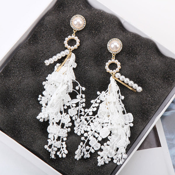 Model nou de cercei dama alb cu perle