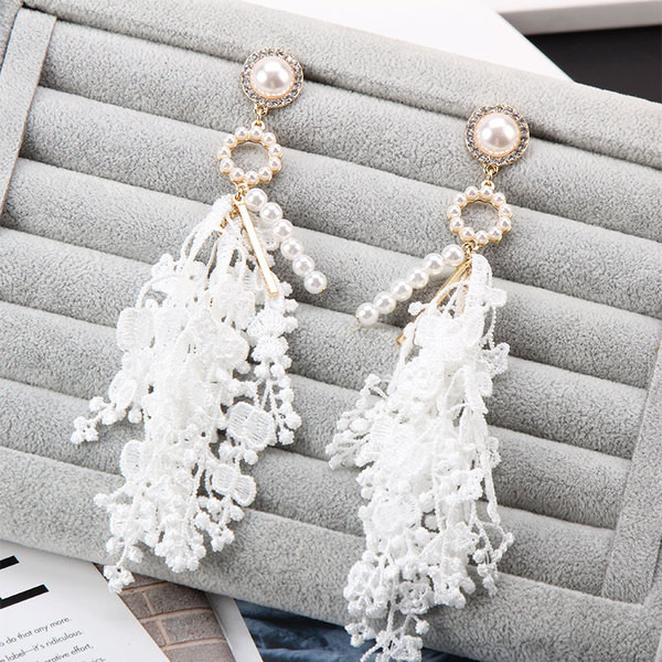 Model nou de cercei dama alb cu perle