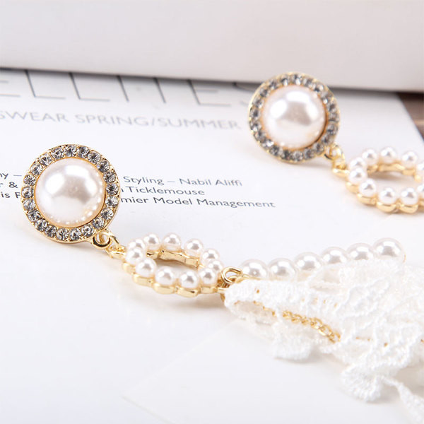 Model nou de cercei dama alb cu perle