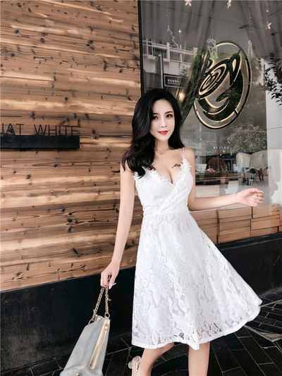 Κομψό γυναικείο φόρεμα με ντεκολτέ σε σχήμα V σε λευκό και μαύρο χρώμα