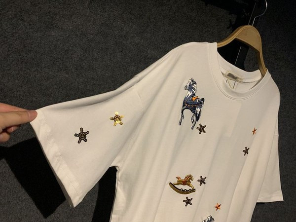 Γυναικείο μπλουζάκι με κεντήματα και πούλιες σε δύο χρώματα