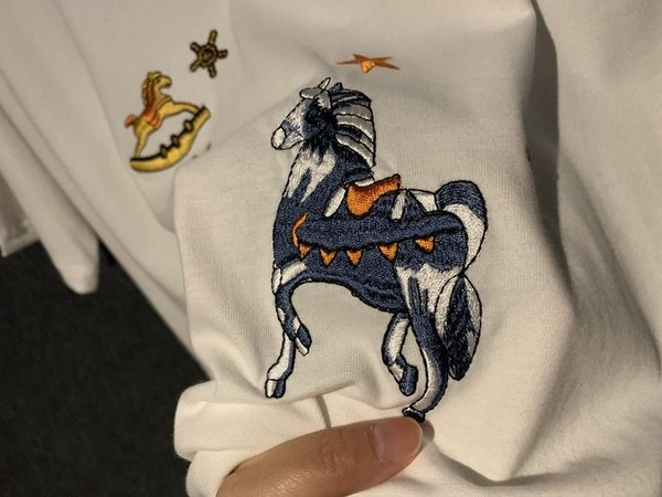 Γυναικείο μπλουζάκι με κεντήματα και πούλιες σε δύο χρώματα