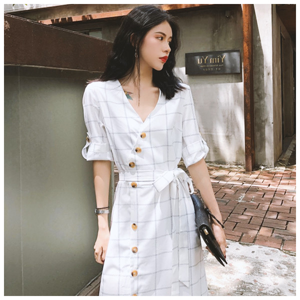 Μακρύ καλοκαιρινό φόρεμα με κουμπιά σχήματος V και ζώνη μέσης