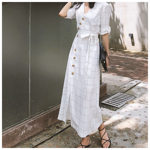 Μακρύ καλοκαιρινό φόρεμα με κουμπιά σχήματος V και ζώνη μέσης