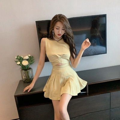 Κομψό και μοντέρνο γυναικείο σετ φούστα και αμάνικο σε τρία χρώματα