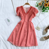 Női ruha hátul cipzárral és V-nyakkal