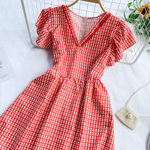 Női ruha hátul cipzárral és V-nyakkal