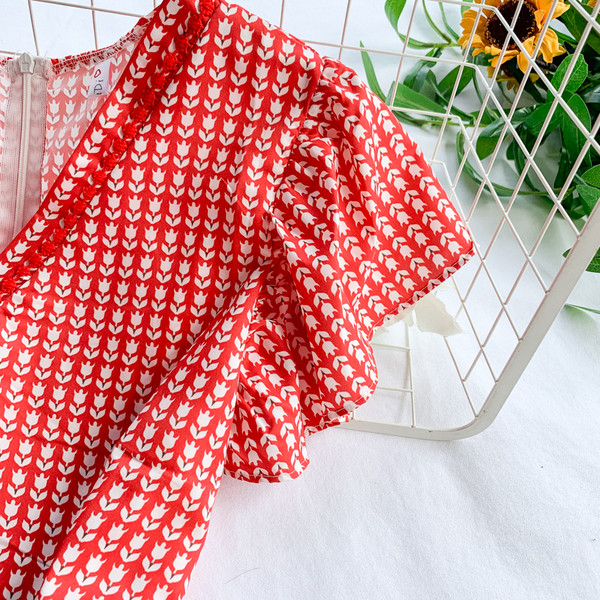 Női ruha hátul cipzárral és V-nyakkal