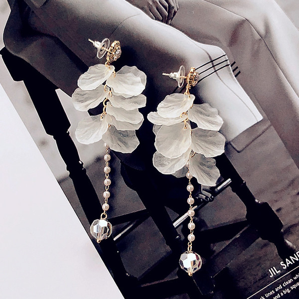 Cercei eleganti de dama in alb cu pietre si perle