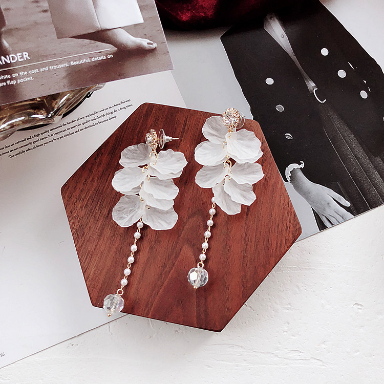 Cercei eleganti de dama in alb cu pietre si perle