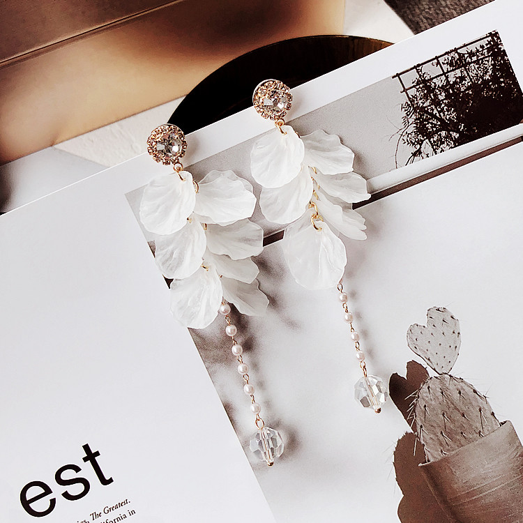 Cercei eleganti de dama in alb cu pietre si perle