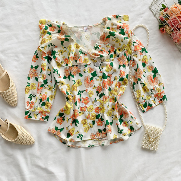 Μοντέρνα γυναικεία μπλούζα με κουμπιά και φυτικά μοτίβα