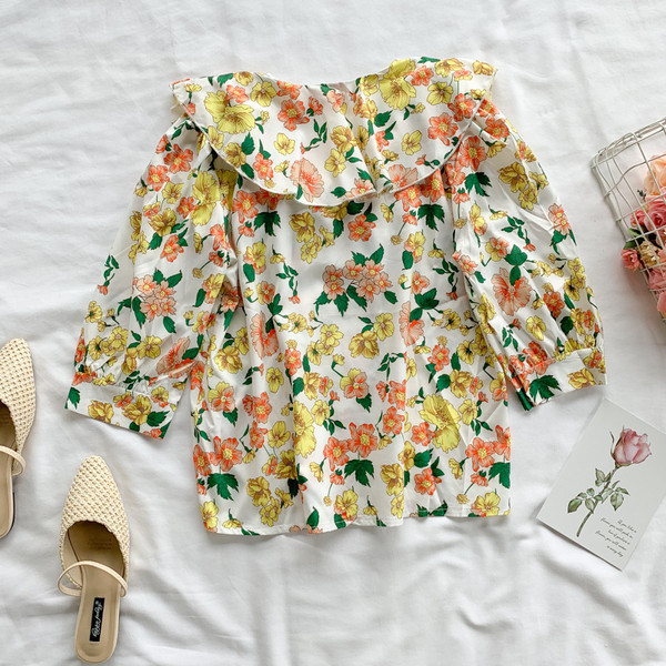 Μοντέρνα γυναικεία μπλούζα με κουμπιά και φυτικά μοτίβα