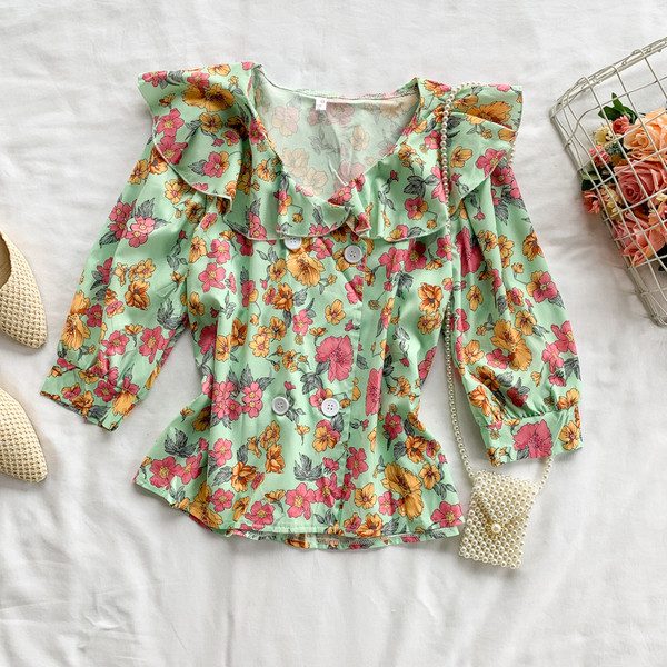 Μοντέρνα γυναικεία μπλούζα με κουμπιά και φυτικά μοτίβα