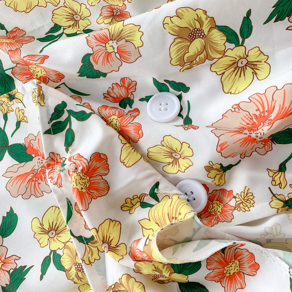 Μοντέρνα γυναικεία μπλούζα με κουμπιά και φυτικά μοτίβα