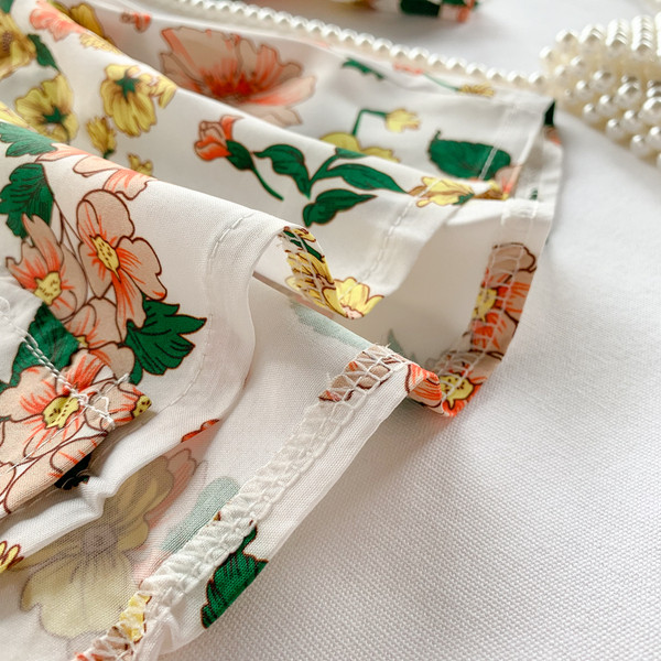 Μοντέρνα γυναικεία μπλούζα με κουμπιά και φυτικά μοτίβα