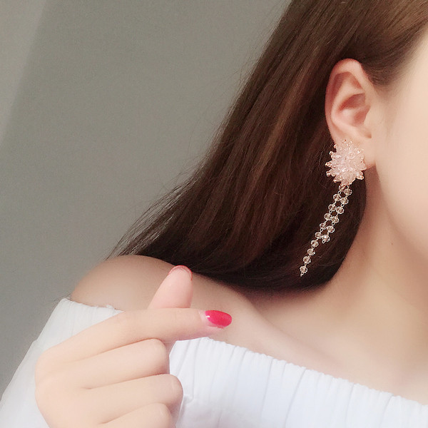 Cercei lungi de dama in alb si roz