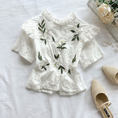 Σύγχρονη γυναικεία μπλούζα με κεντήματα και κορδόνια σε λευκό χρώμα