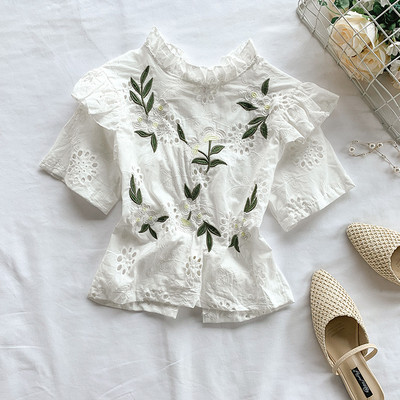 Σύγχρονη γυναικεία μπλούζα με κεντήματα και κορδόνια σε λευκό χρώμα