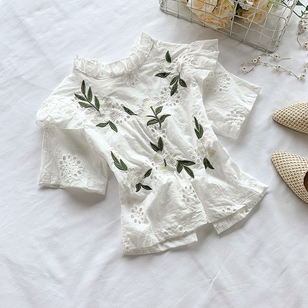 Σύγχρονη γυναικεία μπλούζα με κεντήματα και κορδόνια σε λευκό χρώμα