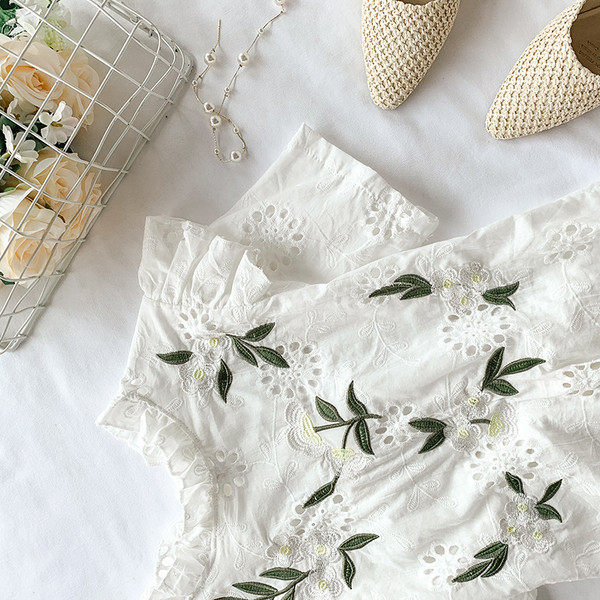 Σύγχρονη γυναικεία μπλούζα με κεντήματα και κορδόνια σε λευκό χρώμα