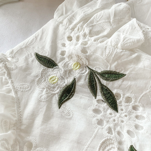 Σύγχρονη γυναικεία μπλούζα με κεντήματα και κορδόνια σε λευκό χρώμα