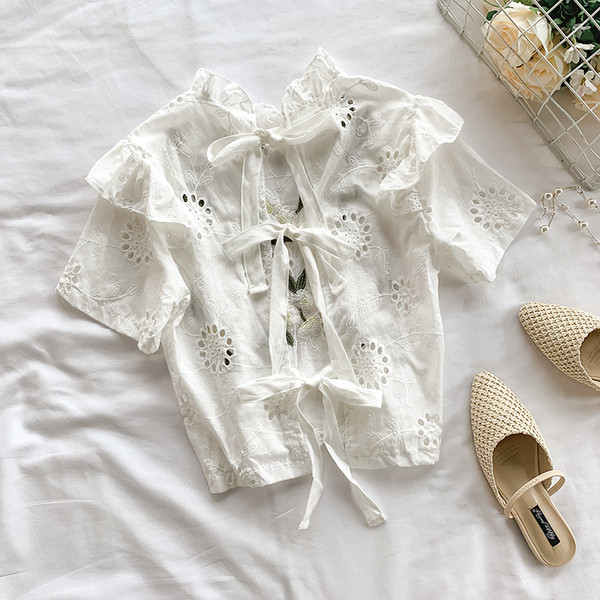 Σύγχρονη γυναικεία μπλούζα με κεντήματα και κορδόνια σε λευκό χρώμα