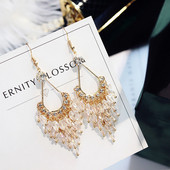 Hosszú női fülbevaló kövekkel és gyöngyökkel