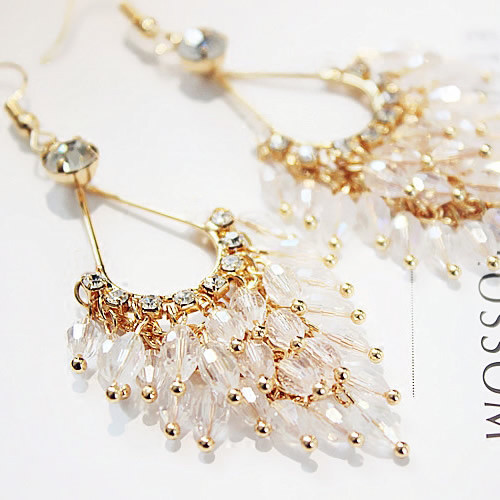 Hosszú női fülbevaló kövekkel és gyöngyökkel