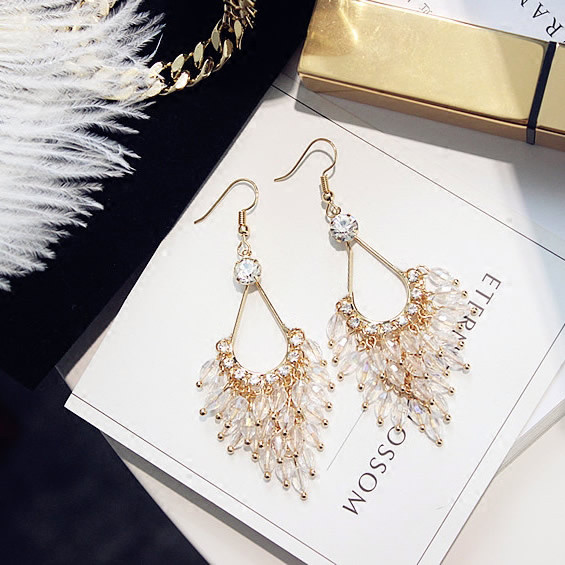 Hosszú női fülbevaló kövekkel és gyöngyökkel