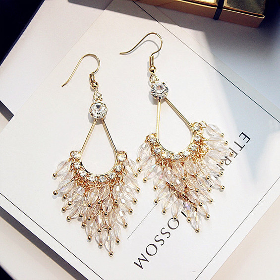 Hosszú női fülbevaló kövekkel és gyöngyökkel