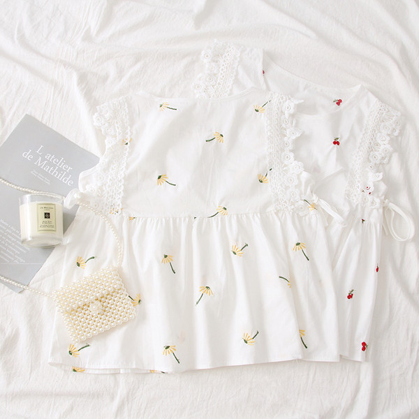 Napi női felső, fehér hímzéssel