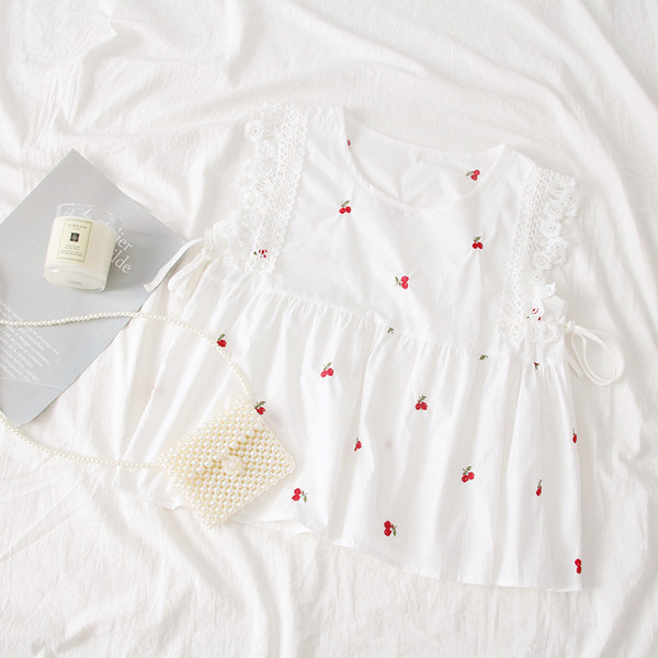 Napi női felső, fehér hímzéssel