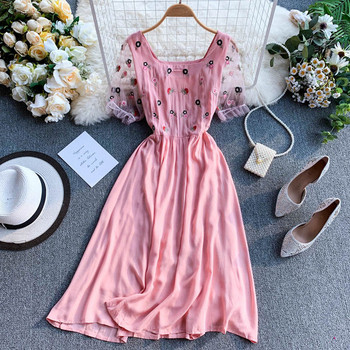 Μοντέρνο γυναικείο αμάνικο φόρεμα και κεντήματα σε διάφορα χρώματα