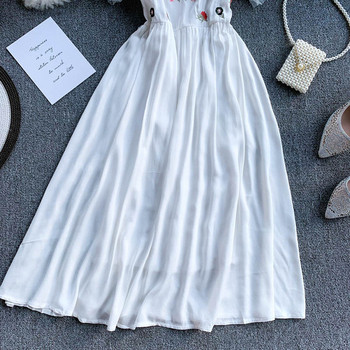 Μοντέρνο γυναικείο αμάνικο φόρεμα και κεντήματα σε διάφορα χρώματα