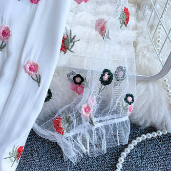 Μοντέρνο γυναικείο αμάνικο φόρεμα και κεντήματα σε διάφορα χρώματα