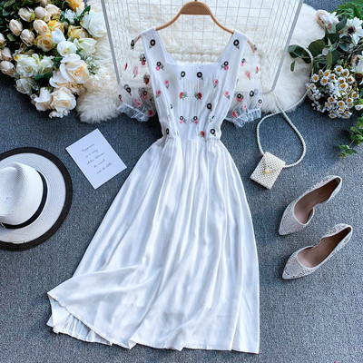 Μοντέρνο γυναικείο αμάνικο φόρεμα και κεντήματα σε διάφορα χρώματα