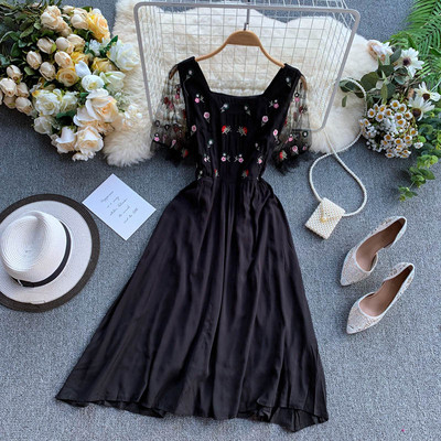 Μοντέρνο γυναικείο αμάνικο φόρεμα και κεντήματα σε διάφορα χρώματα