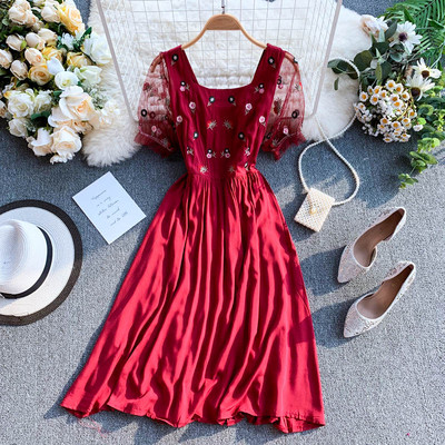 Μοντέρνο γυναικείο αμάνικο φόρεμα και κεντήματα σε διάφορα χρώματα