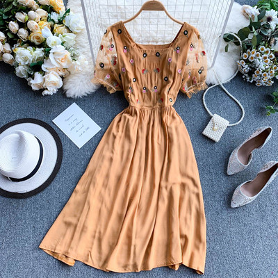 Μοντέρνο γυναικείο αμάνικο φόρεμα και κεντήματα σε διάφορα χρώματα