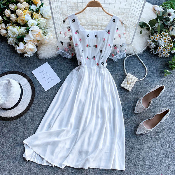 Μοντέρνο γυναικείο αμάνικο φόρεμα και κεντήματα σε διάφορα χρώματα