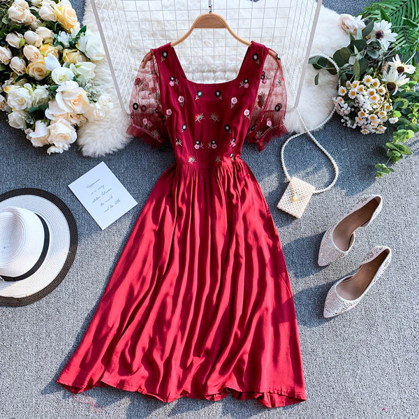 Μοντέρνο γυναικείο αμάνικο φόρεμα και κεντήματα σε διάφορα χρώματα