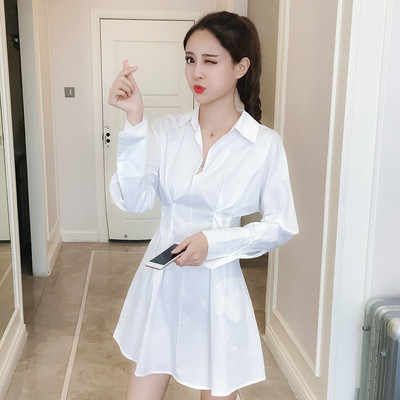 Κομψό γυναικείο φόρεμα με κολάρο σε λευκό και μαύρο χρώμα