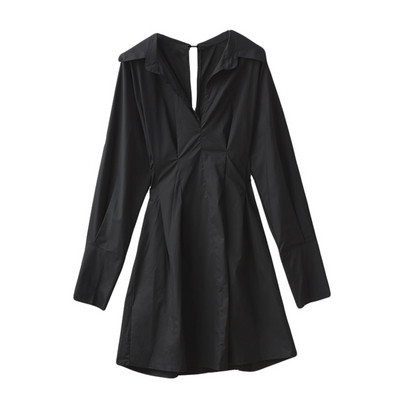 Κομψό γυναικείο φόρεμα με κολάρο σε λευκό και μαύρο χρώμα