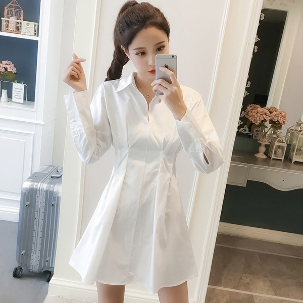 Κομψό γυναικείο φόρεμα με κολάρο σε λευκό και μαύρο χρώμα