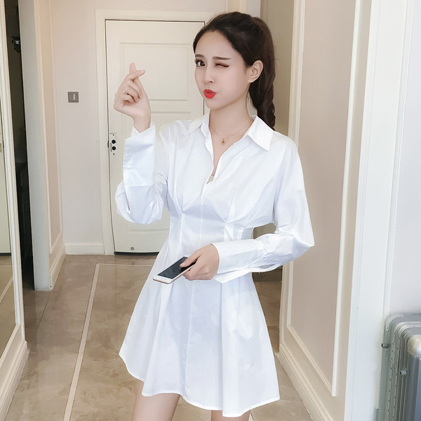 Κομψό γυναικείο φόρεμα με κολάρο σε λευκό και μαύρο χρώμα