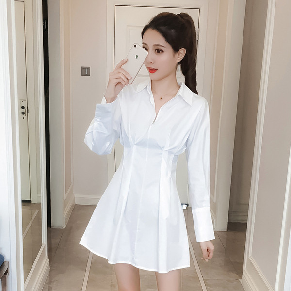 Κομψό γυναικείο φόρεμα με κολάρο σε λευκό και μαύρο χρώμα