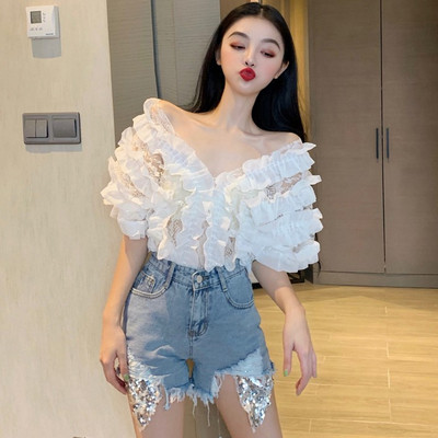 Γυναικεία μπλούζα με δαντέλα και V-neckline