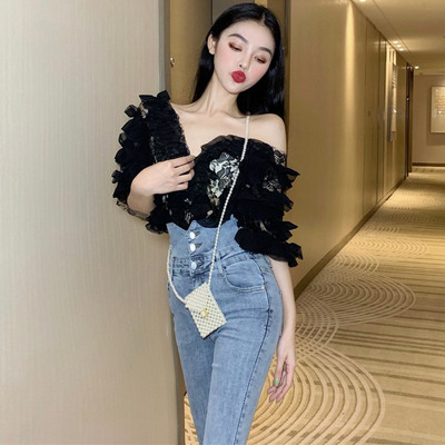 Γυναικεία μπλούζα με δαντέλα και V-neckline