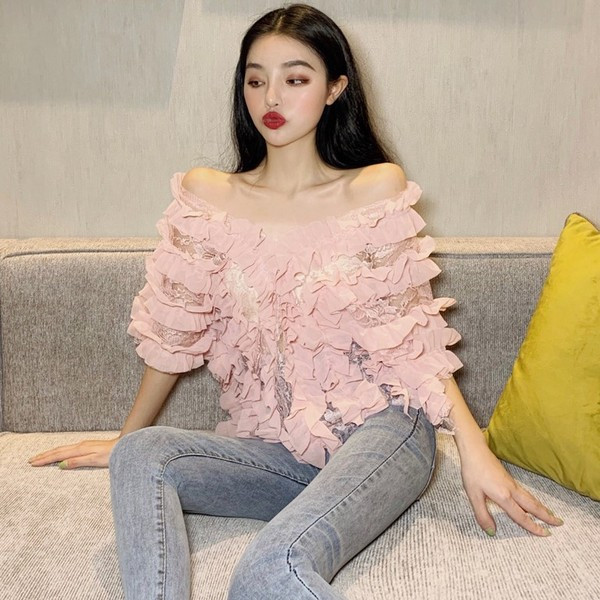 Γυναικεία μπλούζα με δαντέλα και V-neckline